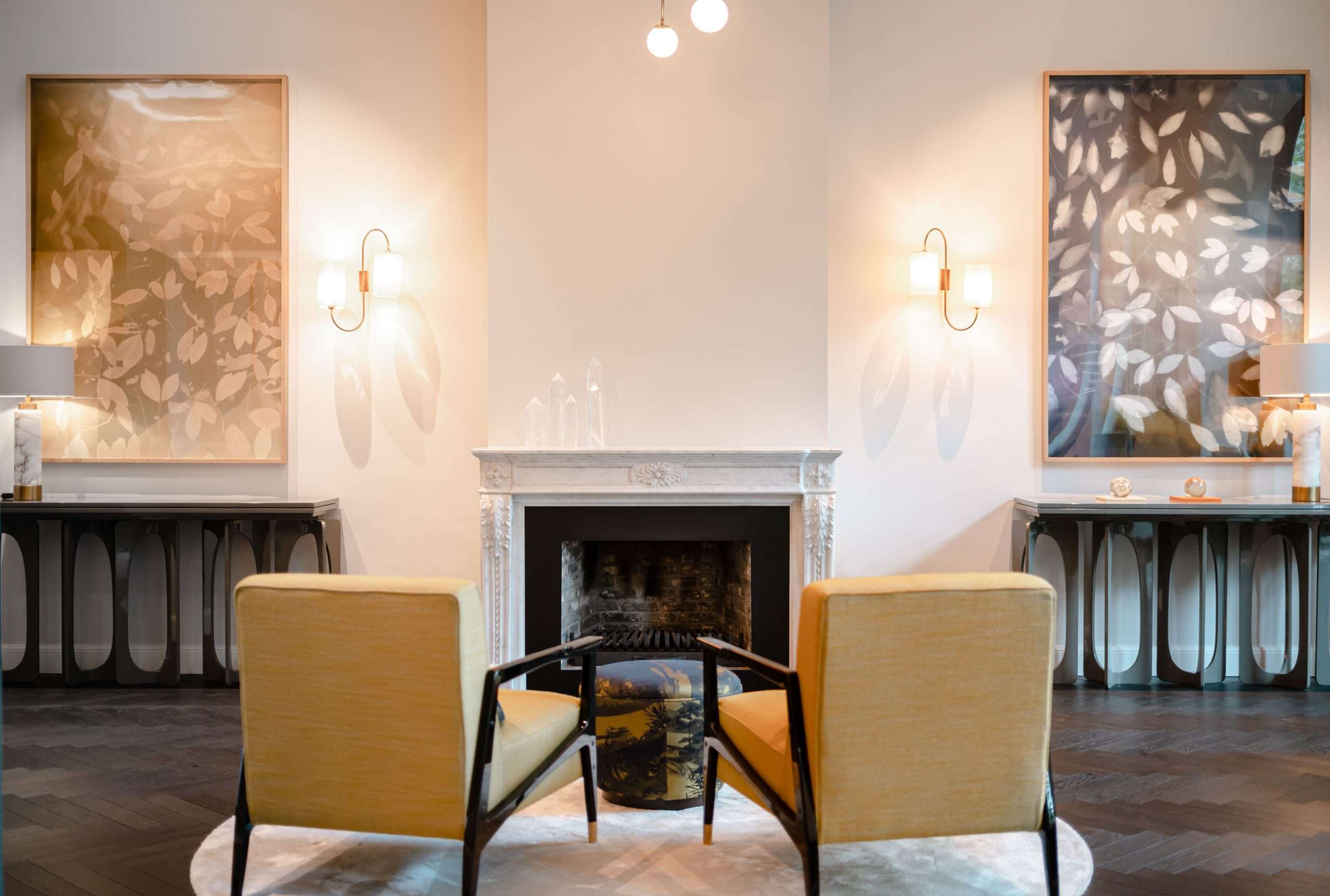 Immobilienfotografie Galerie 1 (35 of 73) - Kopie Exklusives Wohnzimmer Interior Design in Düsseldorf. Sessel blicken auf einen Kamin. Fotografie von Leuchten