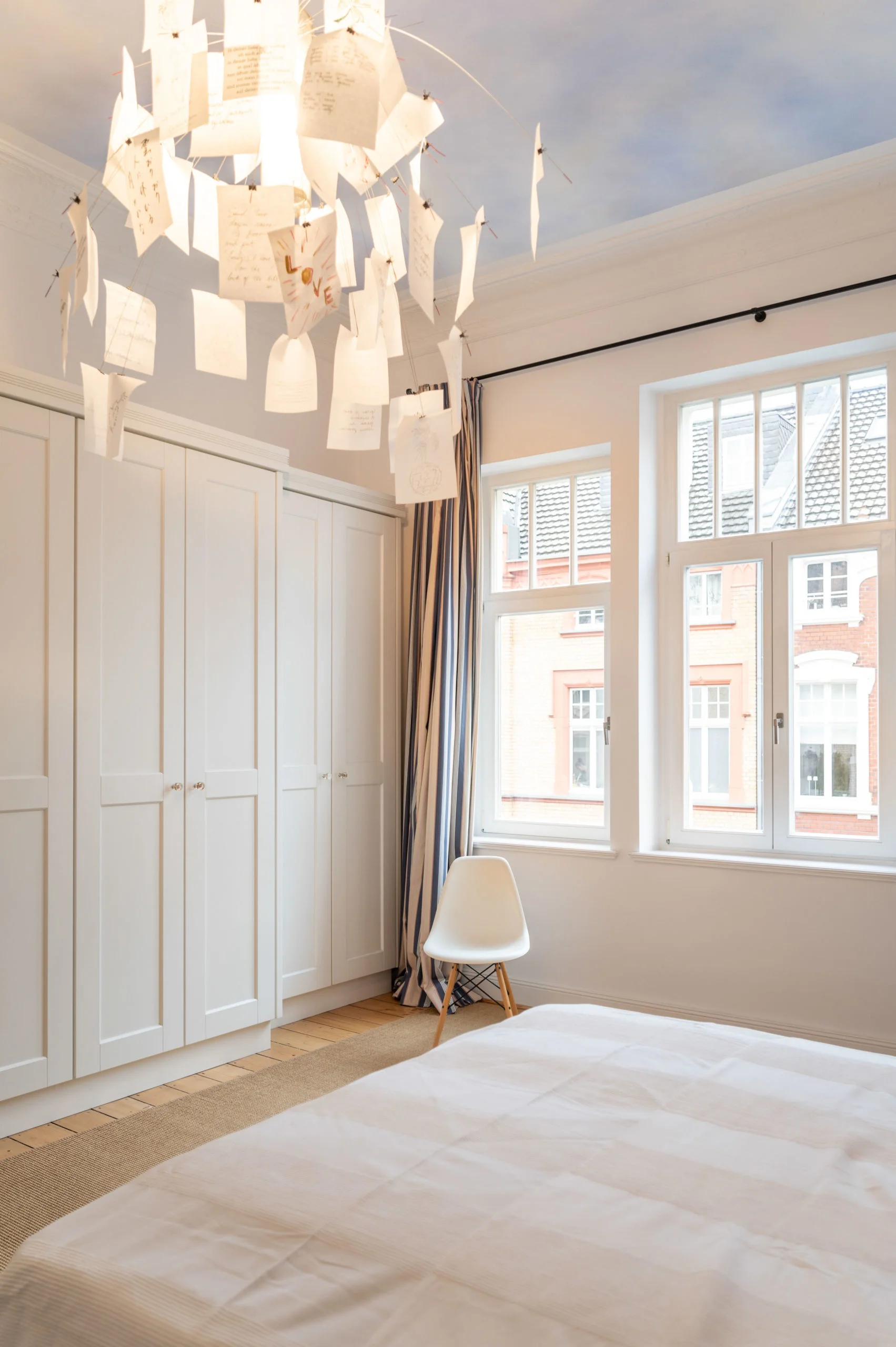 Innenaufnahme eines Schlafzimmers in Düsseldorf Oberkassel. Interior Design mit großen Fenstern