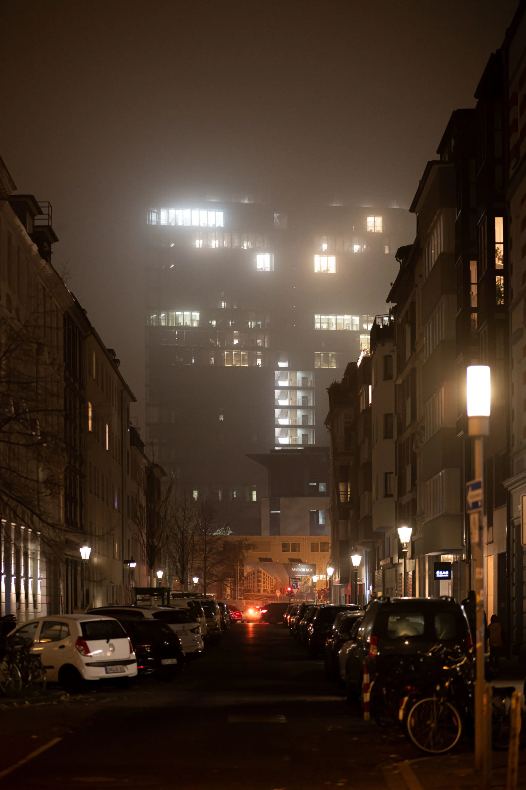 Lichter Stadttor im Nebel. Architekturfotograf