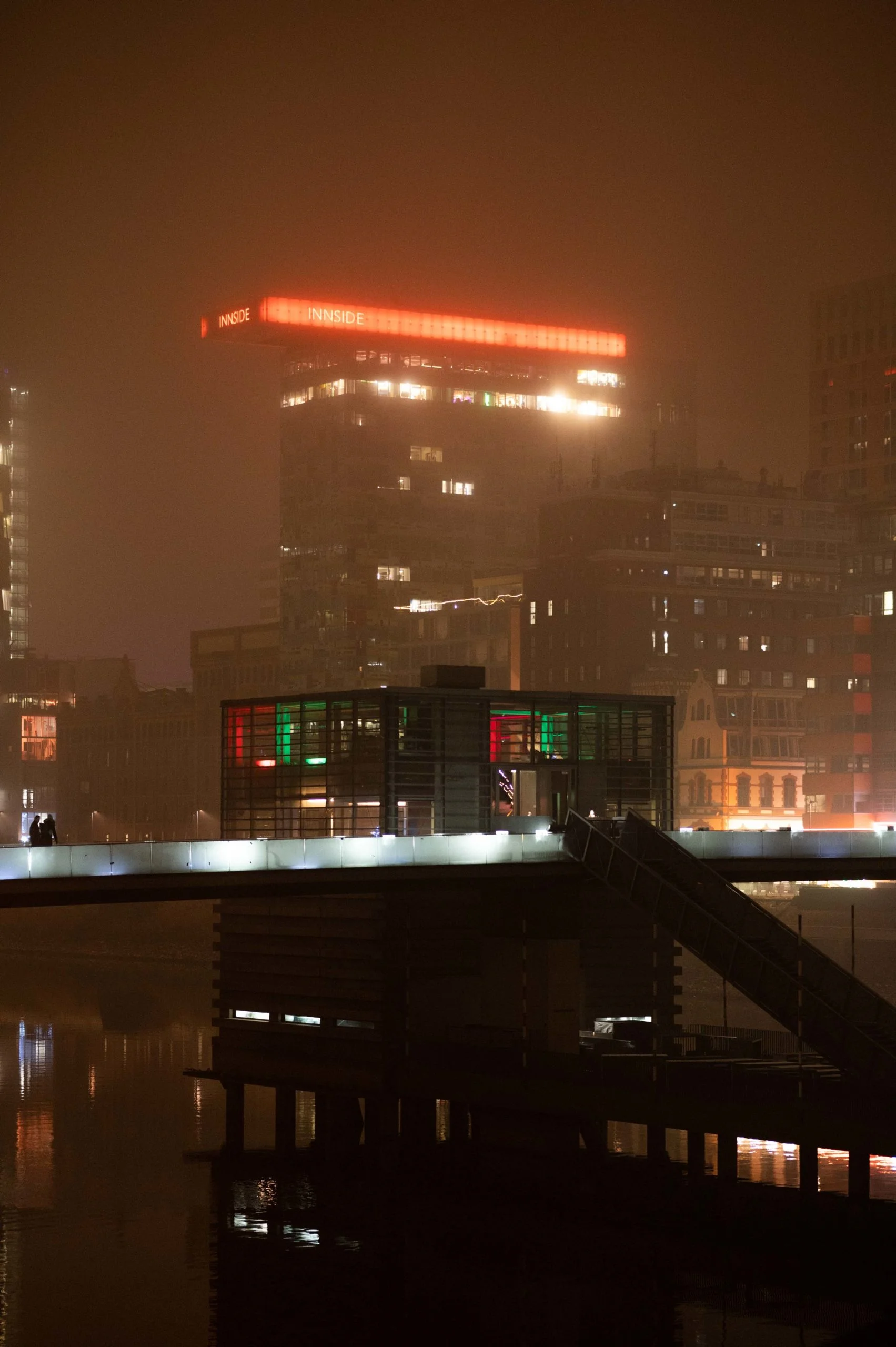 Düsseldorf Medienhafen Aufnahme des Hochauses Colorium, mit dem Restaurant Lido im Vordergrund. Architekturfoto Streetfotografie. Teleaufnahme im Nebel