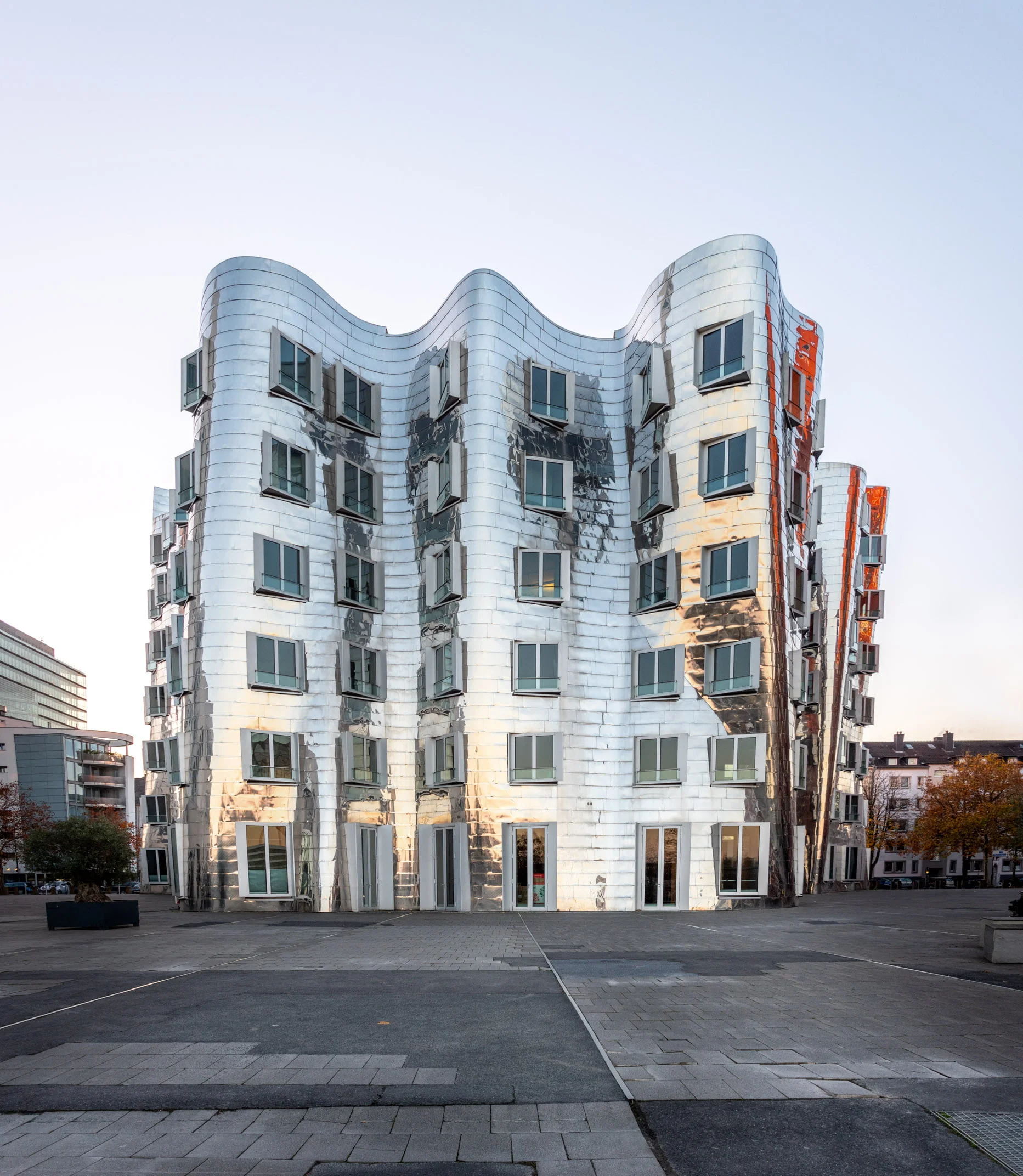 Neuer Zollhof Düsseldorf. Haus B von Frank Gehry im Medienhafen bei Sonnenaufgang. Verspiegelte Fassade