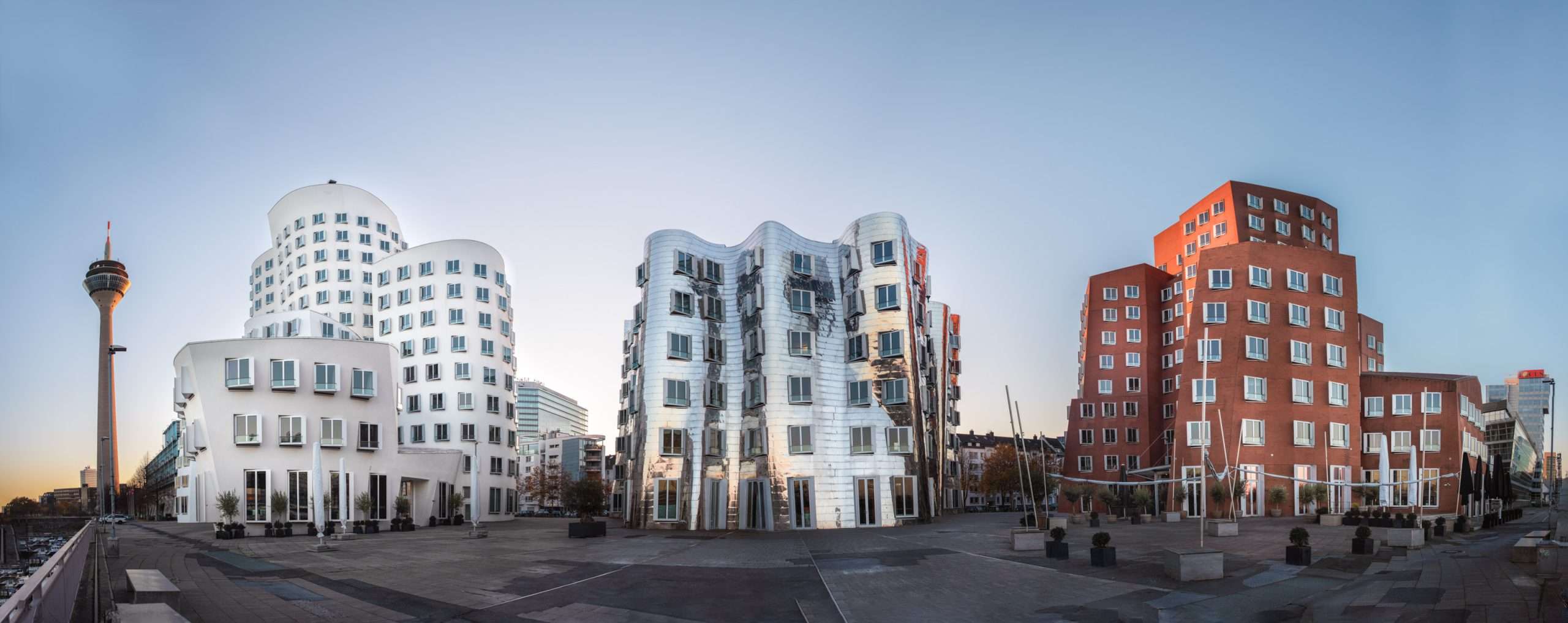 Neuer Zollhof Düsseldorf Weitwinkelfoto Weitwinkelaufnahme des ganzen Neuen Zollhofs in Düsseldorf am Medienhafen. Mit dem Rheintum.
