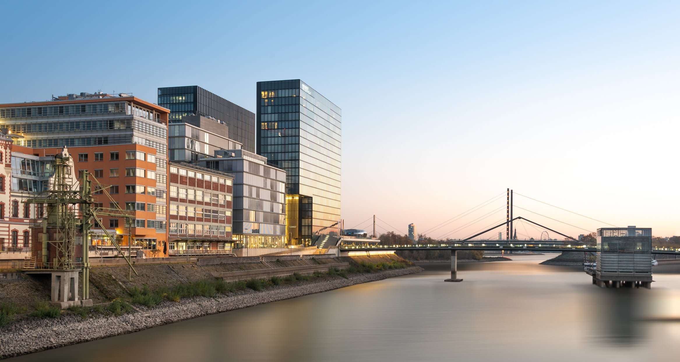 Hyatt Regency Düsseldorf (1 of 13) Hyatt Regency, Hafenspitze im Medienhafen Düsseldorf. Architekturfoto mit Hafenbecken. Langzeitbelichtung Sonnenaufgang