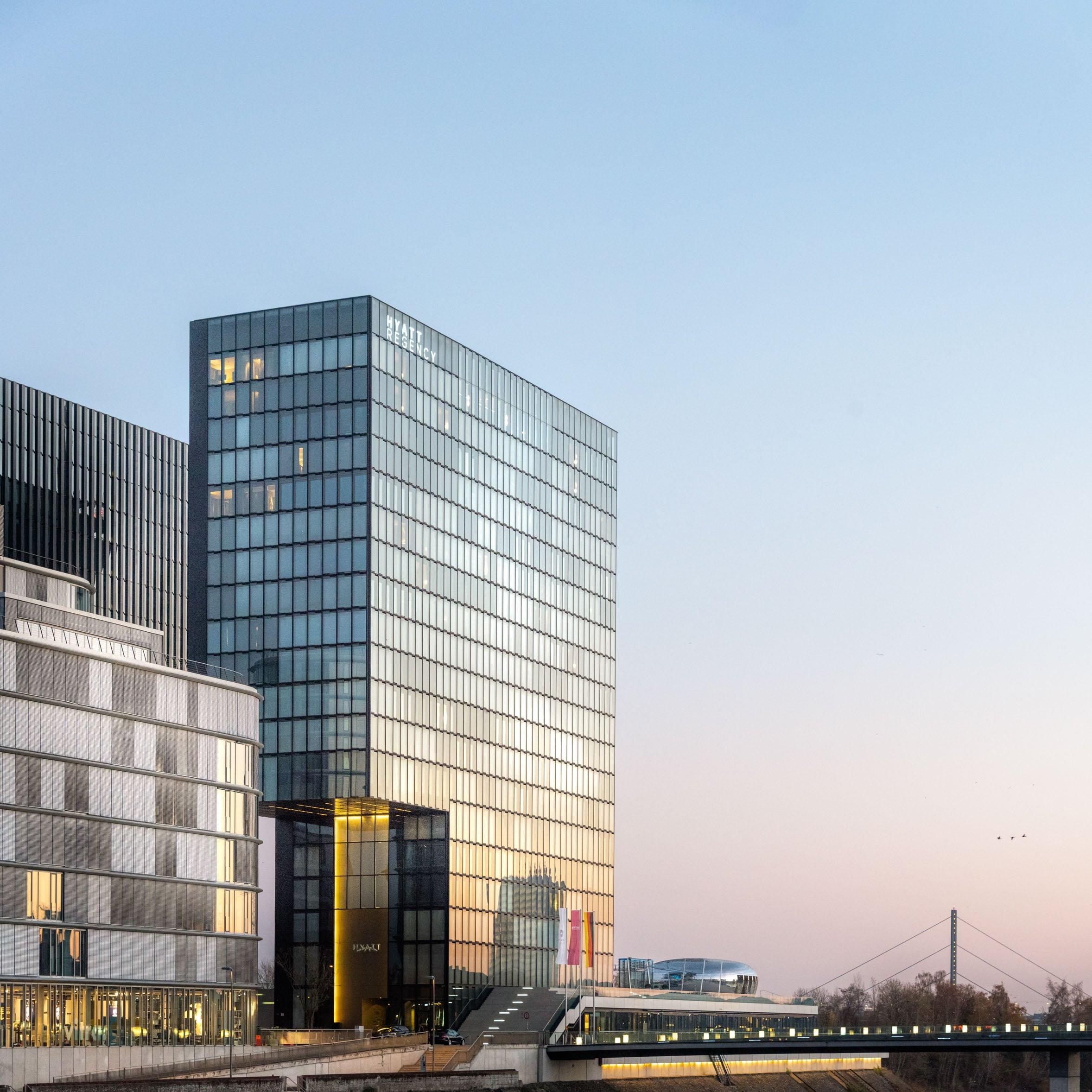 Foto von Hochhaus Hyatt Regency, Hafenspitze im Medienhafen Düsseldorf. Sonnenaufgang. Moderne Architektur