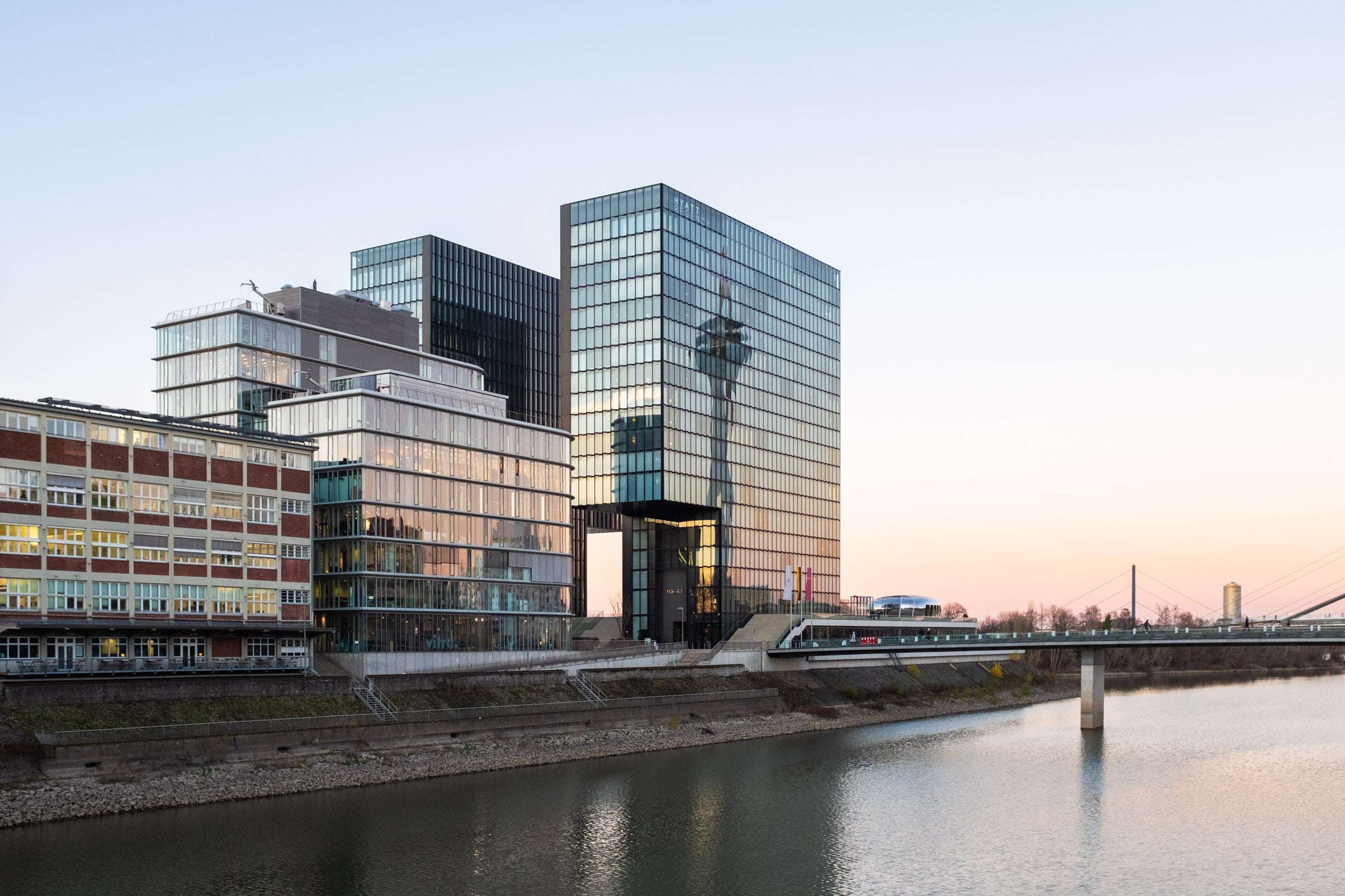 Spiegelung Rheinturm Hyatt Hafenspitze Blick vom Medienhafen quer zum Hochhaus Hyatt. Der Rheinturm spiegelt sich in der Fassade des Hotels. Rechts fließt der Rhein in Düsseldorf