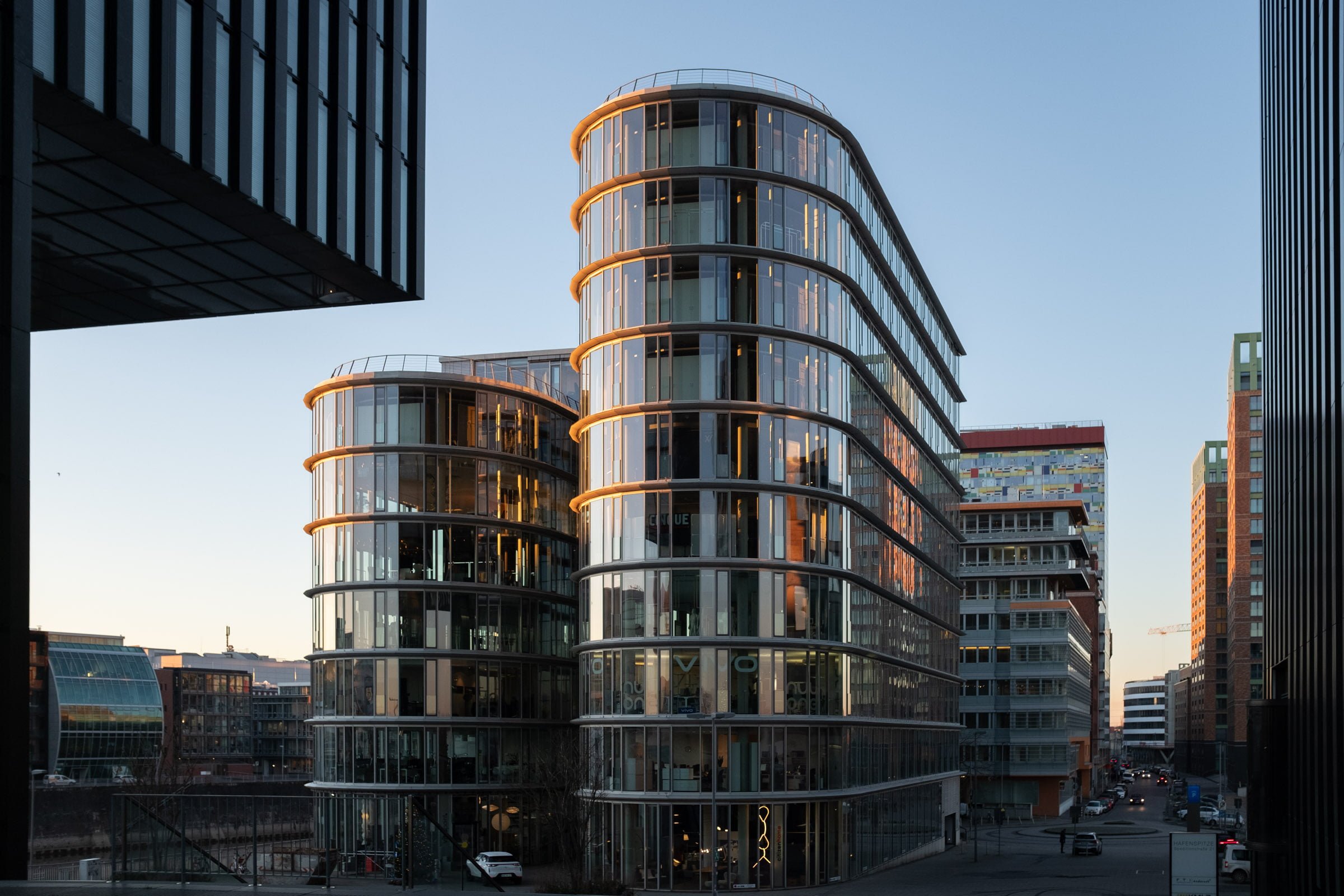 Architekturfoto moderner Architektur in Düsseldorf. Rundes Gebäude wird vom Sonnenlicht angestrahlt