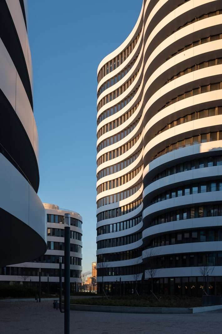Trivago Düsseldorf (10 of 15) Architektur-Fotografie vom Trivago Campus in Düsseldorf. Abstraktes Foto mit dunklen und hellen Linien. Blick auf die Halle des Bürokomplexes