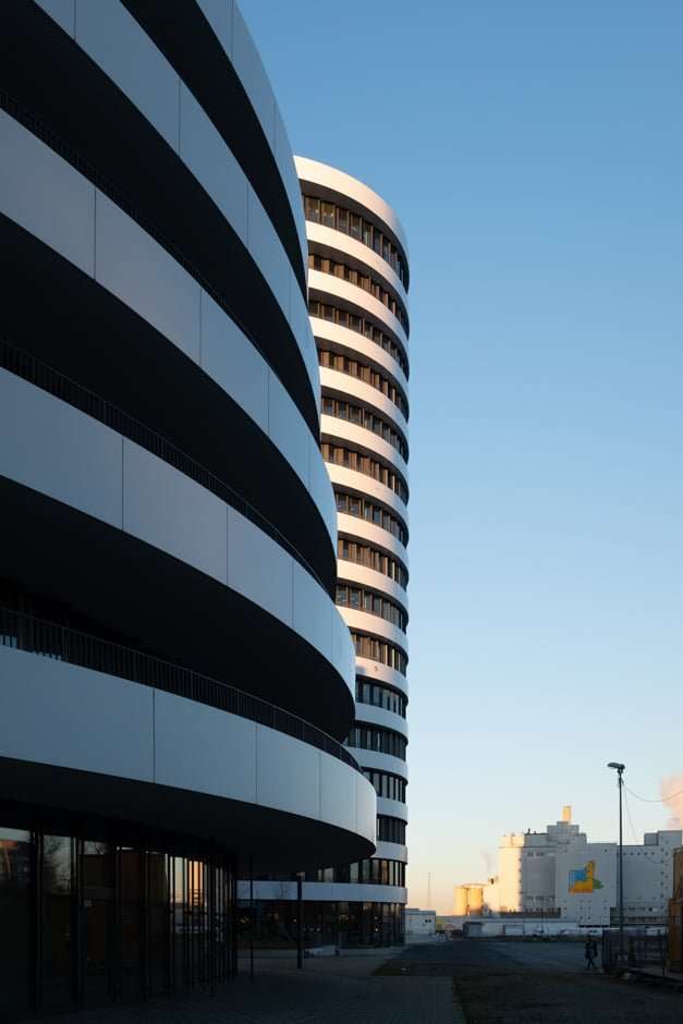 Trivago Düsseldorf (12 of 15) Sicht nach oben weißer Turm bei blauem Himmel. Dunkle und helle Linien. Gedrehte Architektur