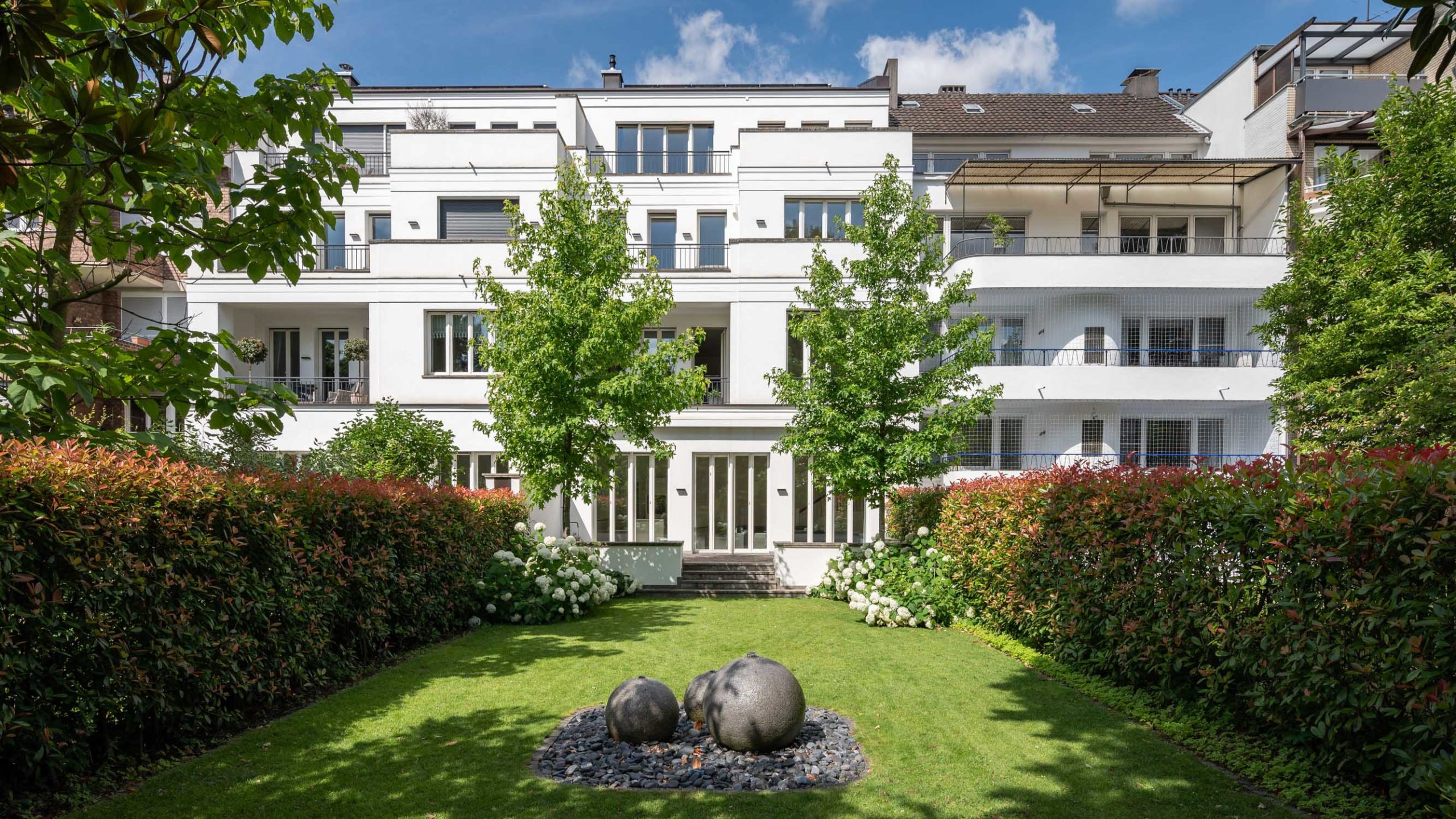 ImmobilienfotografieArchitekturfotografie eines Stadthauses in Oberkassel, Düsseldorf. Viele Bäume und Wiesen. Preise Immobilienfotograf