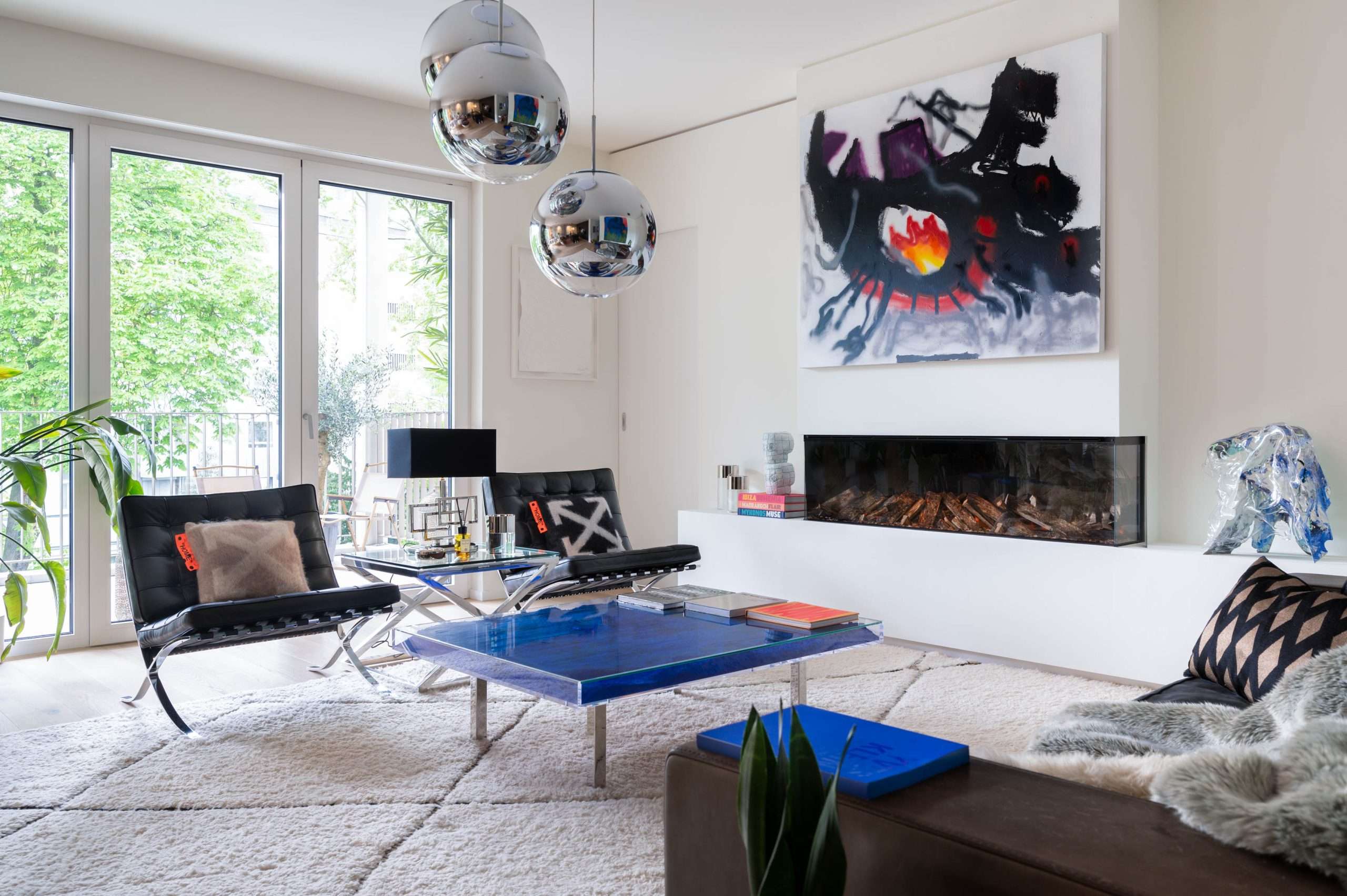 Zeitgenössische Kunstfotografie Kunstfotografie. Gemälde von Robert Nava in Wohnzimmer mit Barcelona Chairs und einem Tisch von Yes Klein. Foto von berühmten Kunstwerken. Kunstsammler aus Düsseldorf