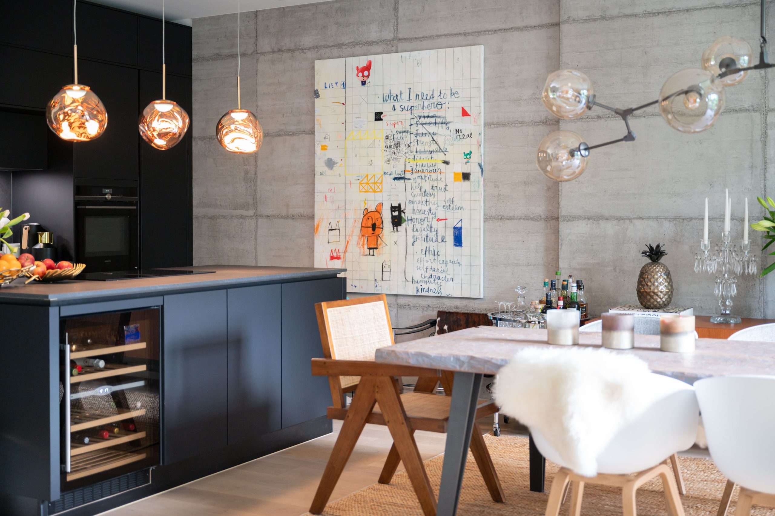 Zeitgenössische Kunst Edgar Plans Wohnzimmer mit Küche. Kunstwerk von Edgar Plans hängt an der Wand. Innenarchitektur und Fine Art Fotografie. Kunstsammlung von Andrew Jovic.