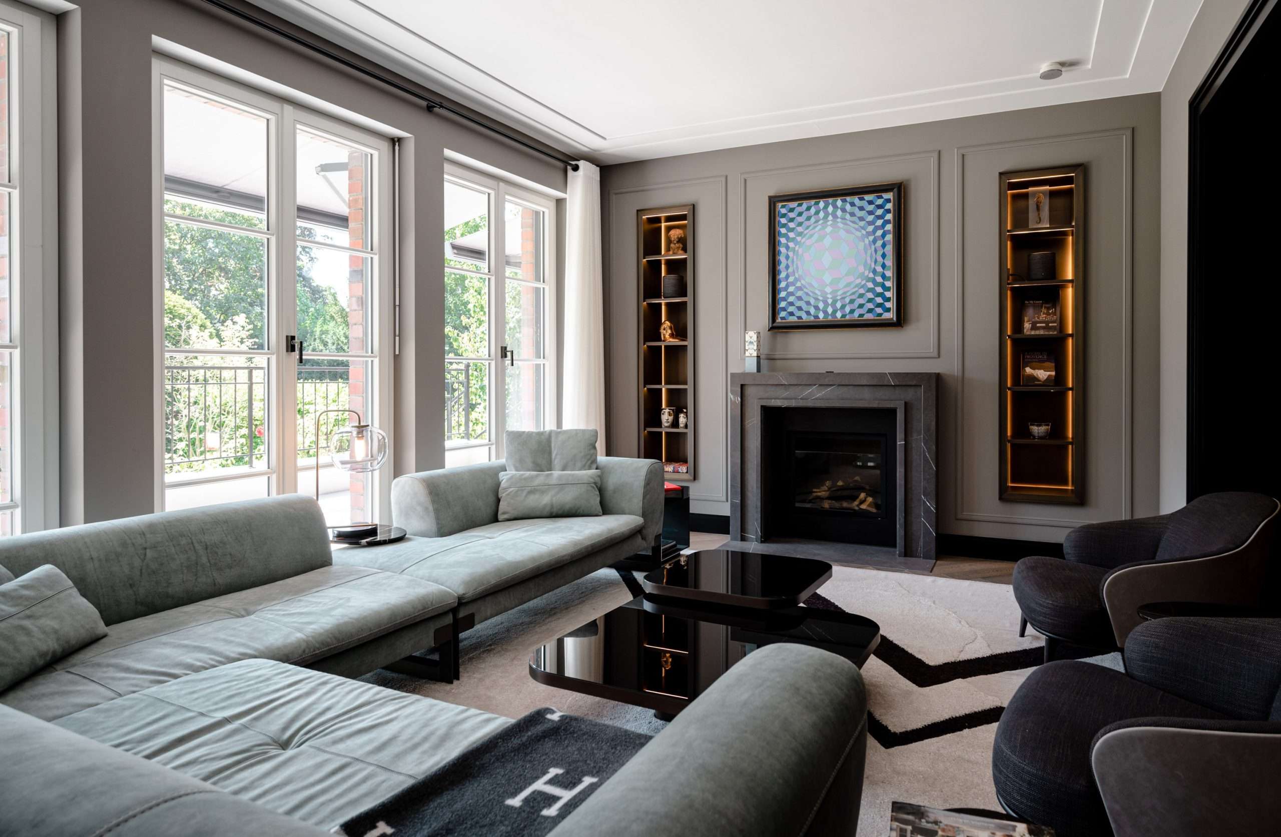 Foto Immobilie aus Düsseldorf. Interior Design Einrichtung eines Wohnzimmers. Dunkle Farben, luxuriöse Innenausstattung