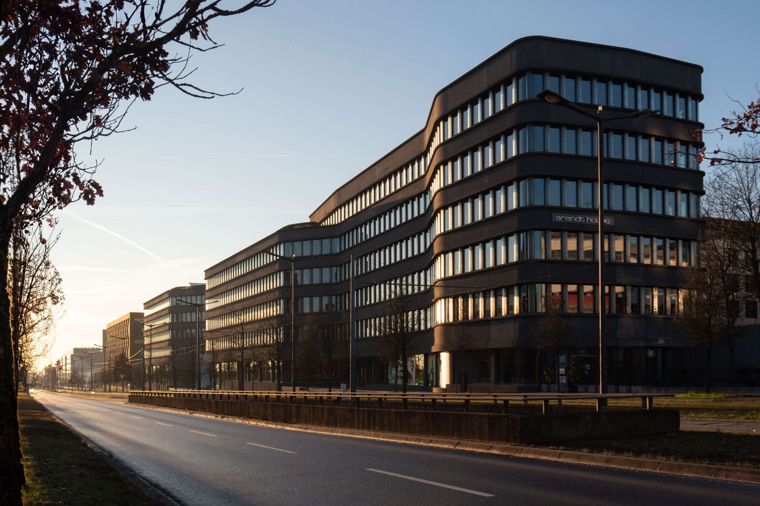 Architekturfotograf, Bürogebäude in Sonnenuntergang