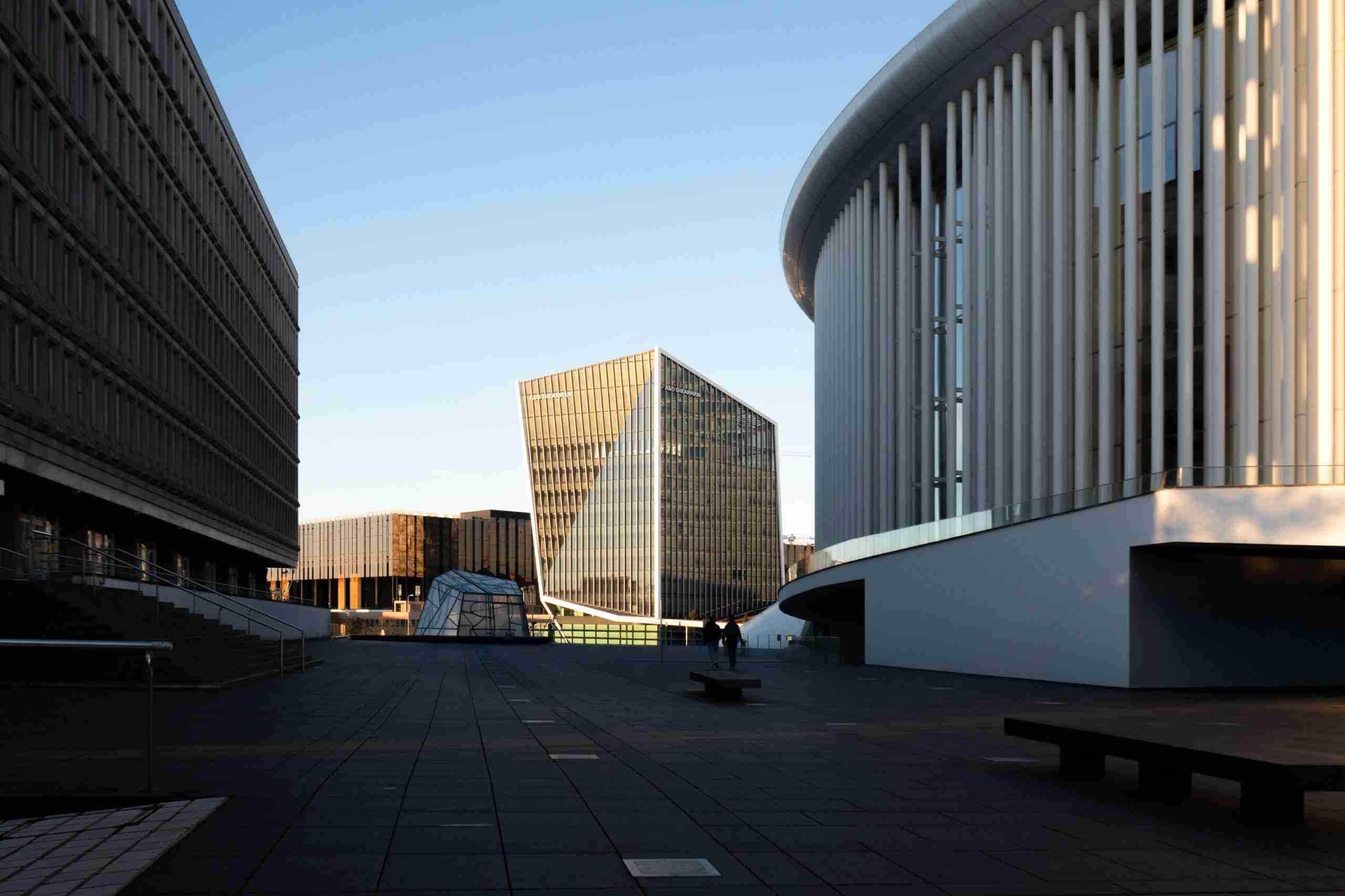 Architekturfotografie moderner Büroarchitektur mit Glasfassaden im warmen Abendlicht.