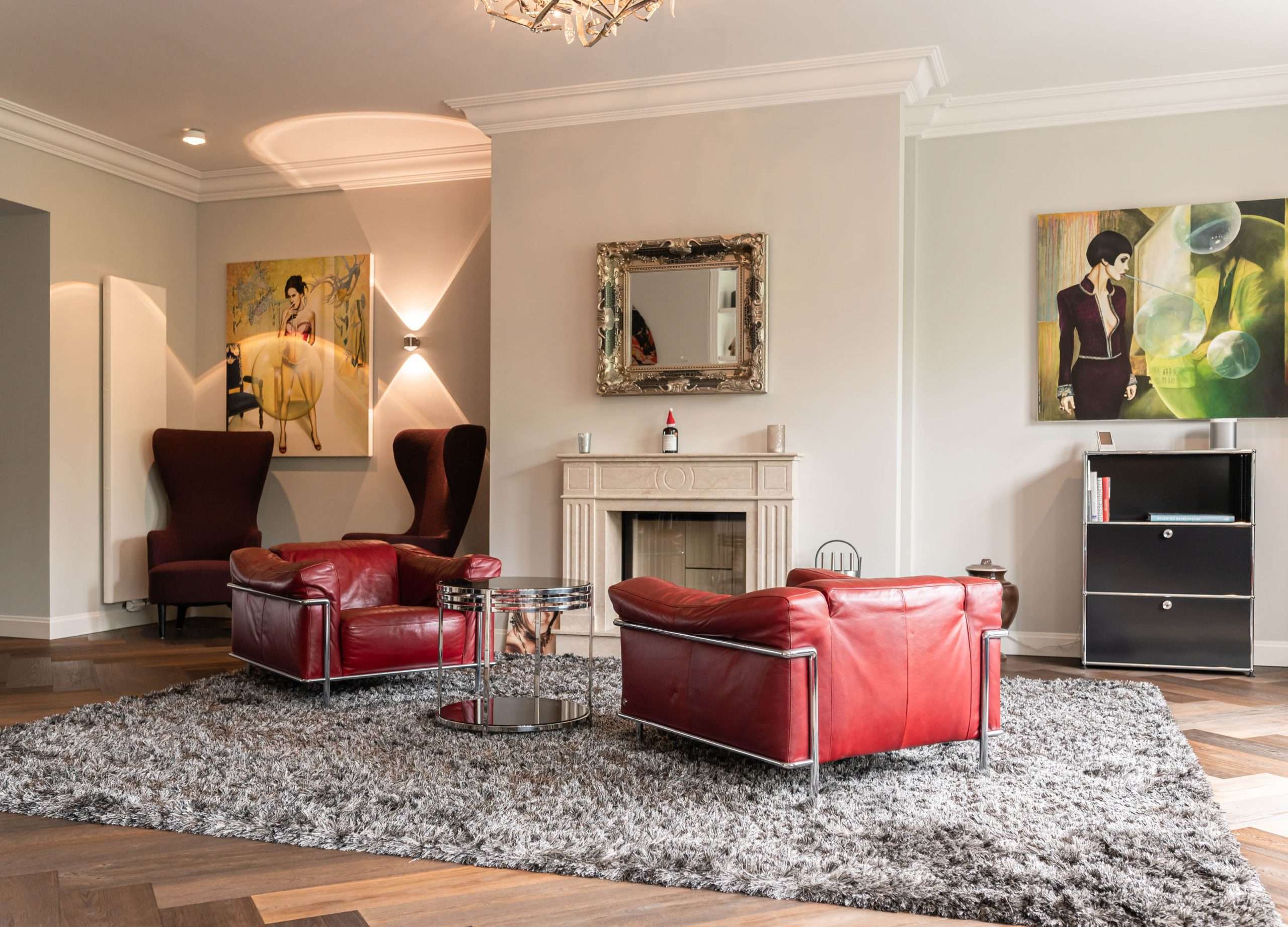 Innenarchitektur - Interior Design Interior Design. Wohnzimmer mit roten Ledersesseln. Kunstwerke an den Wänden. Immobilienfotograf ARchitekturfotograf