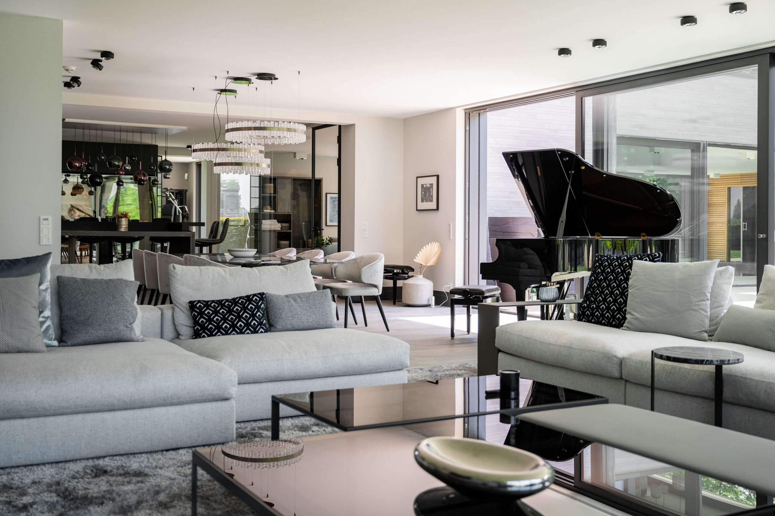 Immobilienfotograf Düsseldorf. Architekturfotografie eines Hauses. Wohnzimmer mit schöner Inneneinrichtung.