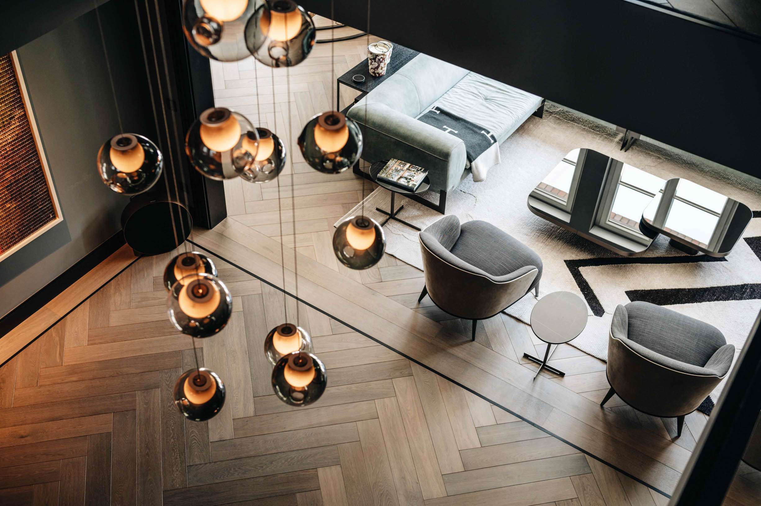 Architekturfotograf. Foto von Luxusimmobilie aus Düsseldorf. Interior Design mit Pendelleuchten. Architekturfotografie