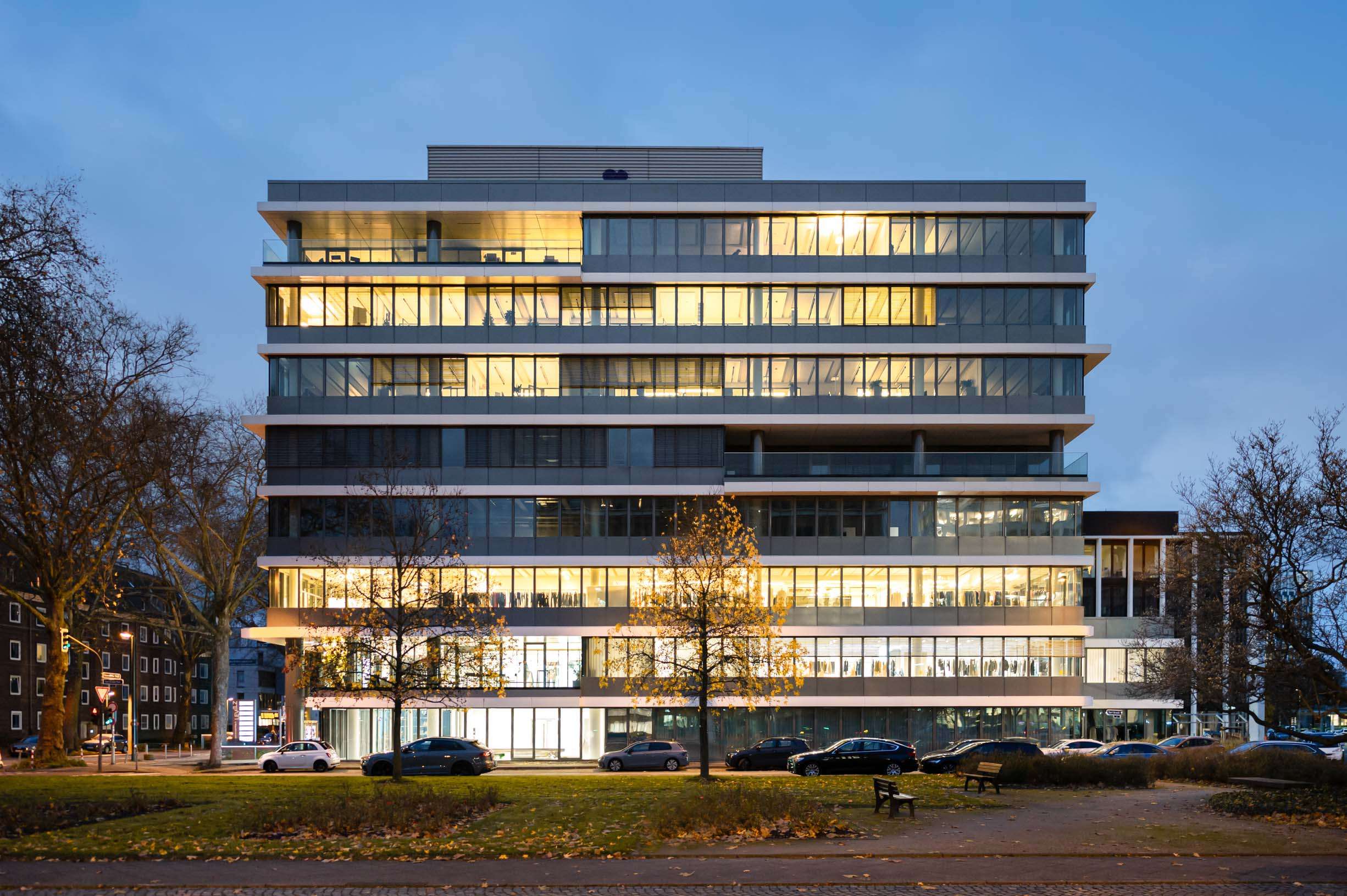Architekturfoto in der Blauen Stunde des Levelz in Düsseldorf