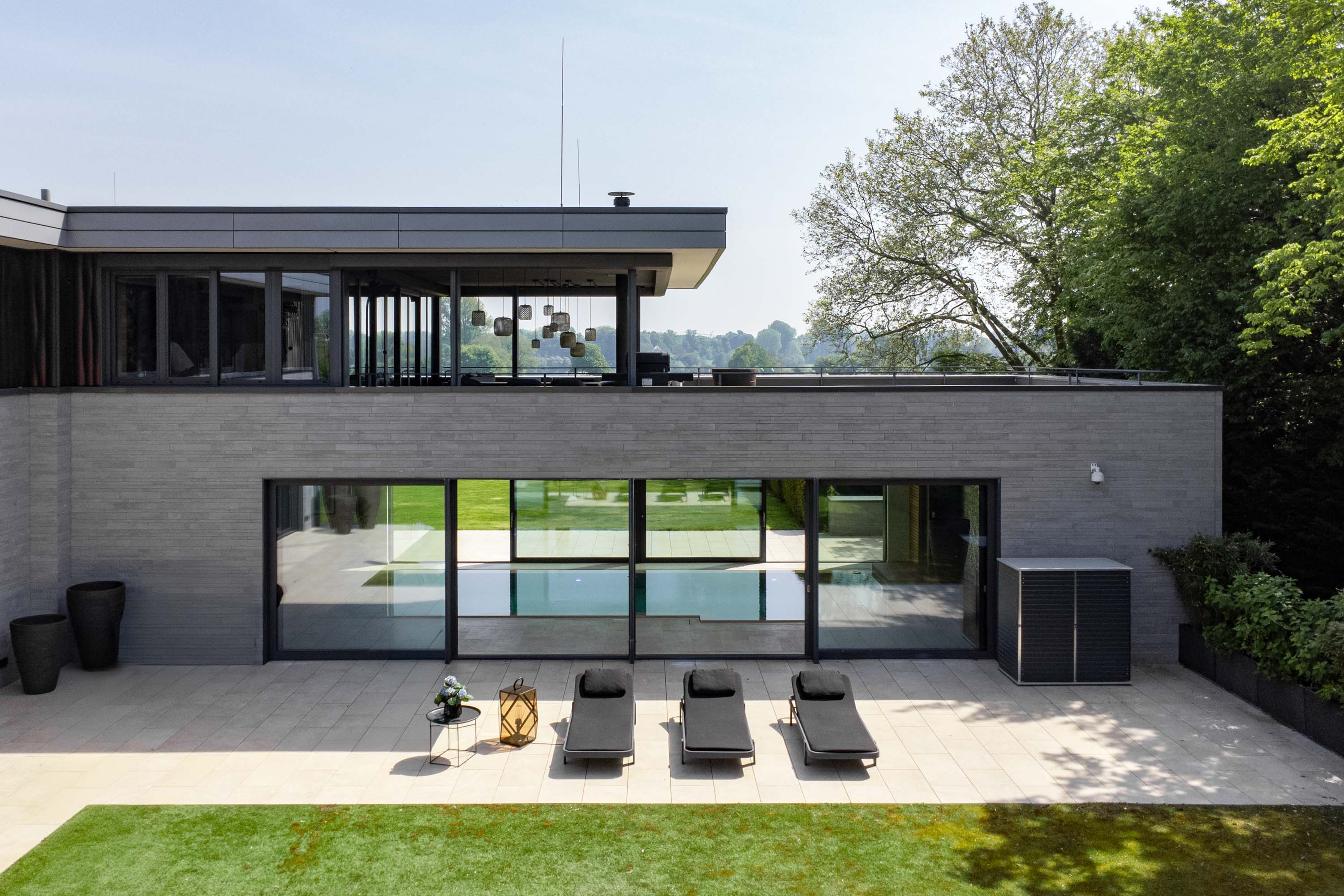Meerbusch Villa R Immobilienfotografie Drohnenfoto Villa mit Swimmingpool im Sommer