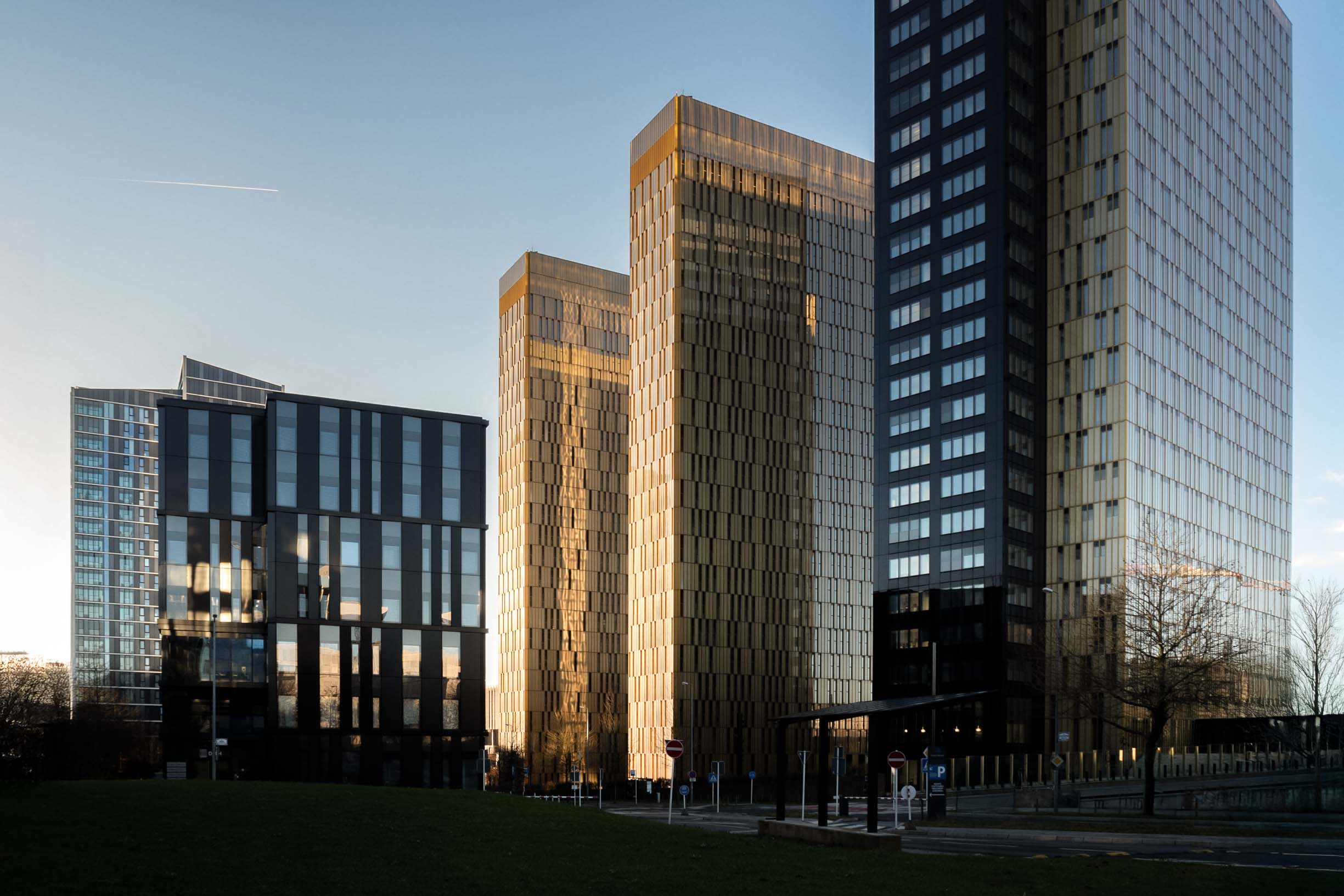 Architekturfoto EugH Luxemburg Architekturfoto des Europäischen Gerichtshofes in Luxemburg, Kirchberg. Goldene Hochhäuser im Sonnenuntergang