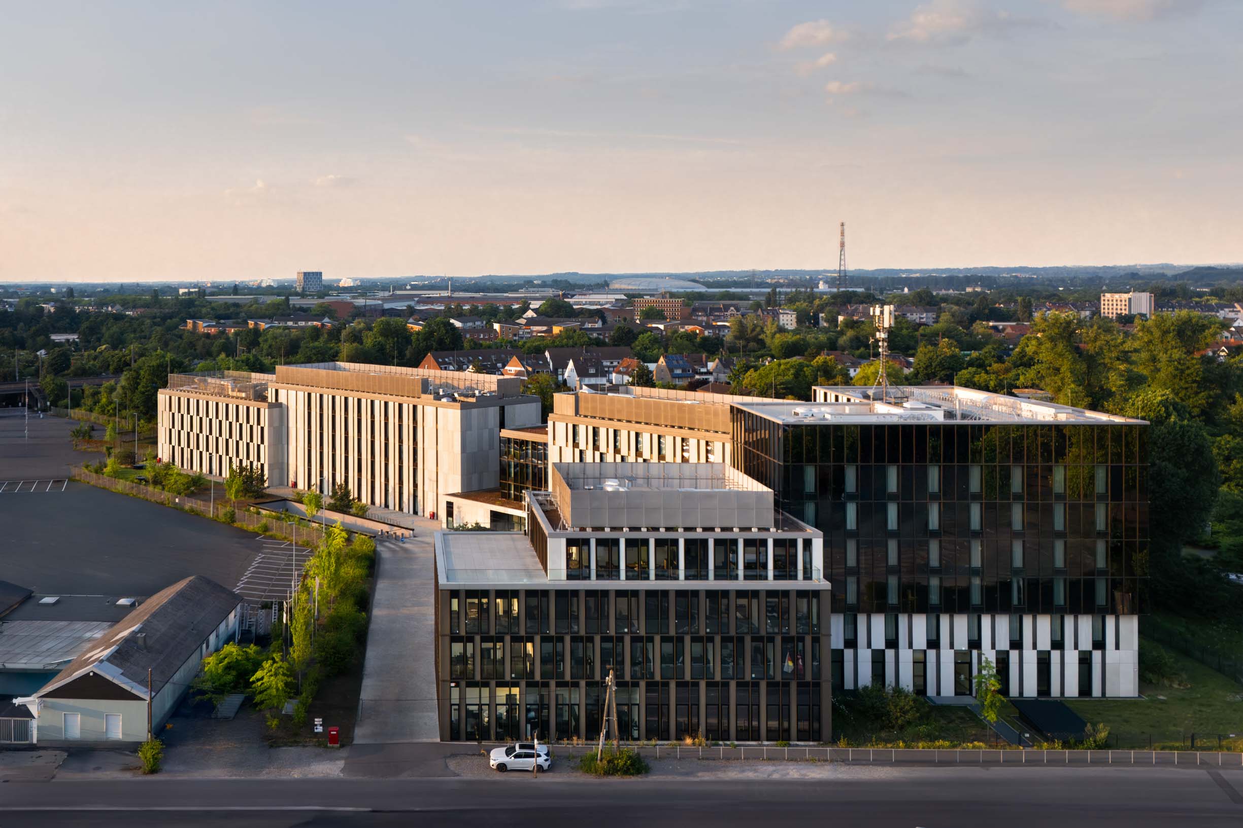 Northgate der Peker Holding GmbH in Düsseldorf. Großes Bürogebäude, Drohnenfoto
