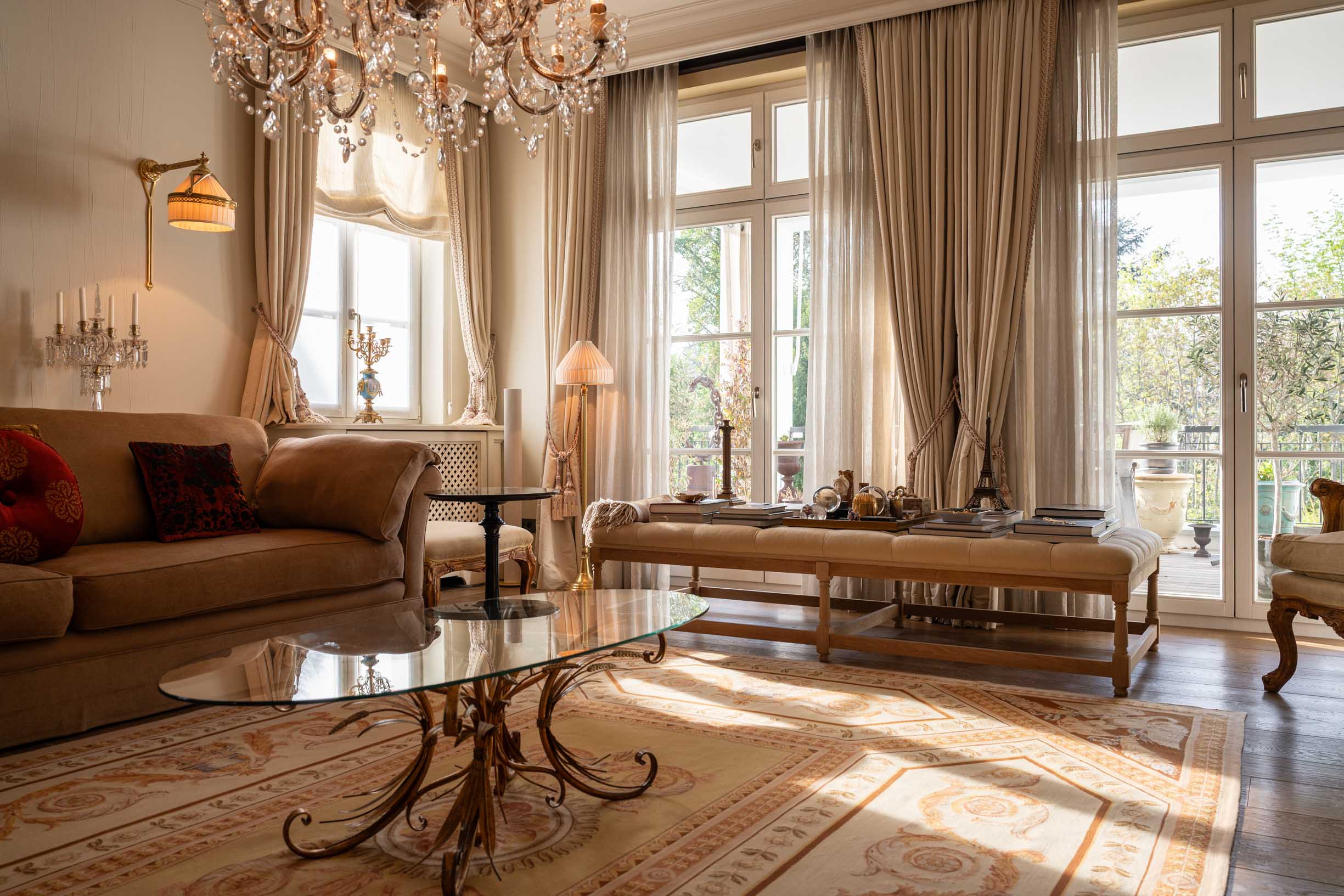 Gemütliches Wohnzimmer. Immobilienfoto mit warmen farben.