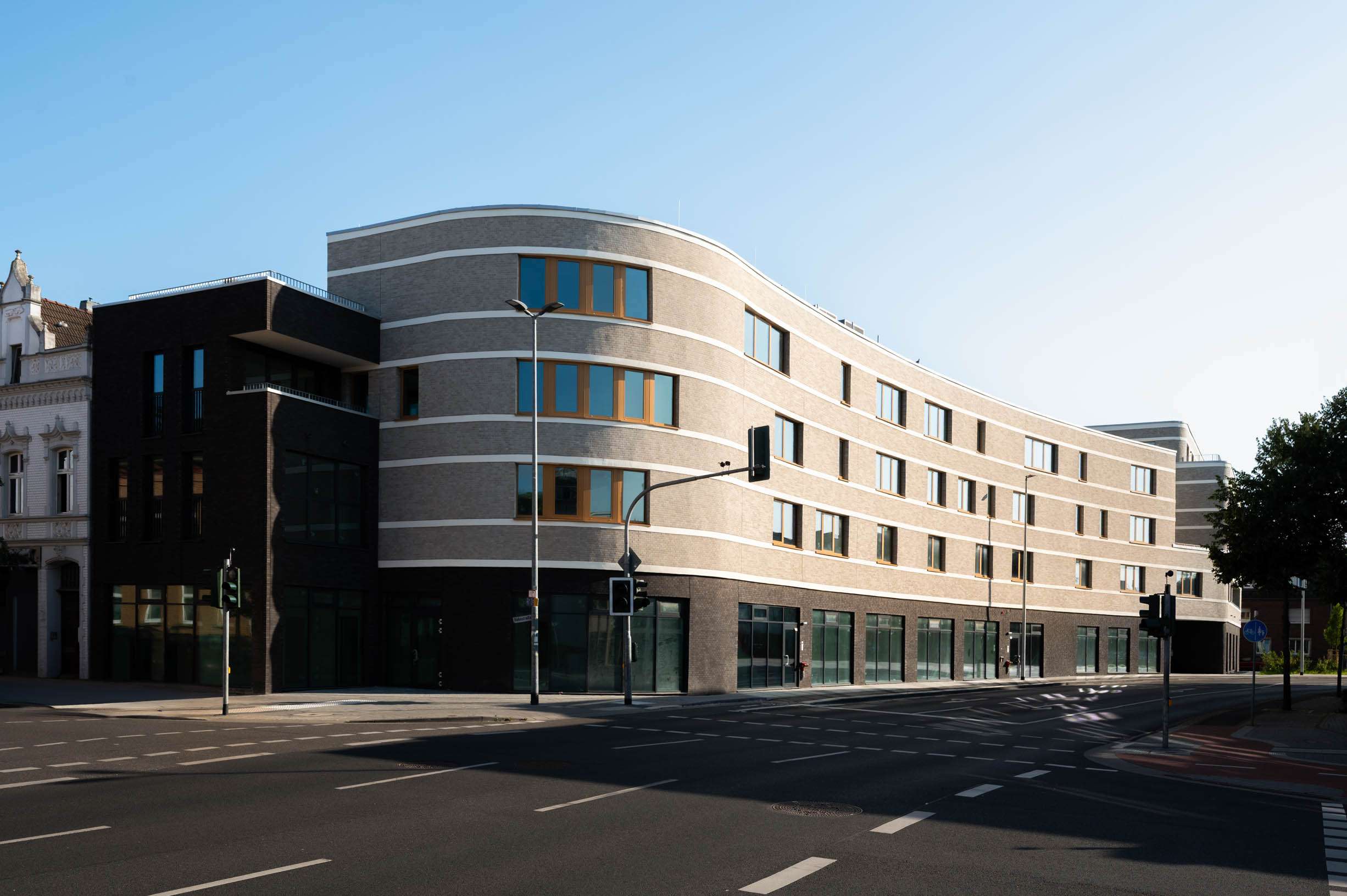 Erftquartier in Grevenbroich als Wohn- und Geschäftshaus mit geschwungener Fassade