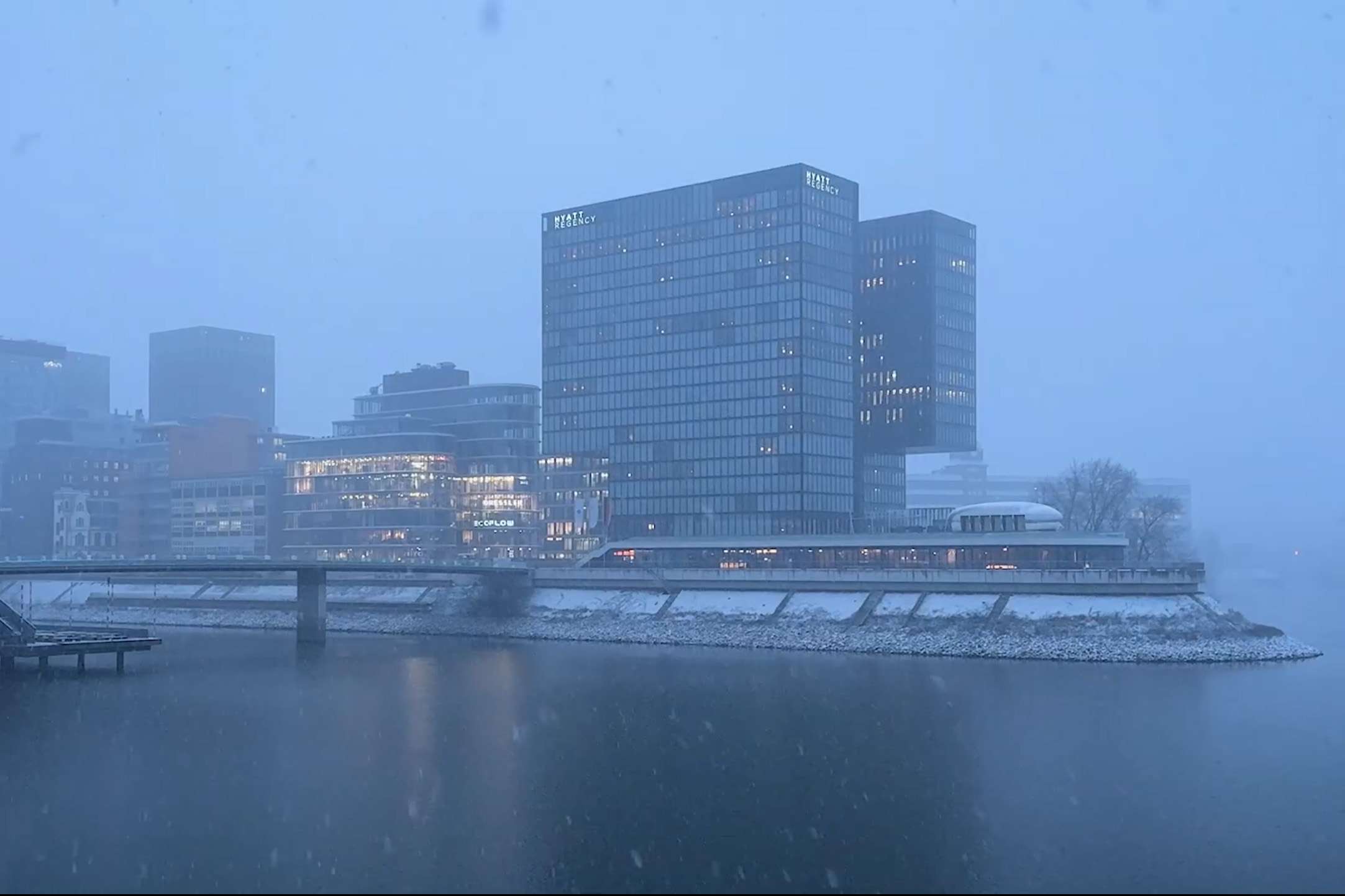 Hochhaus im Schnee in der Abenddämmerung. Medienhafen Düsseldorf