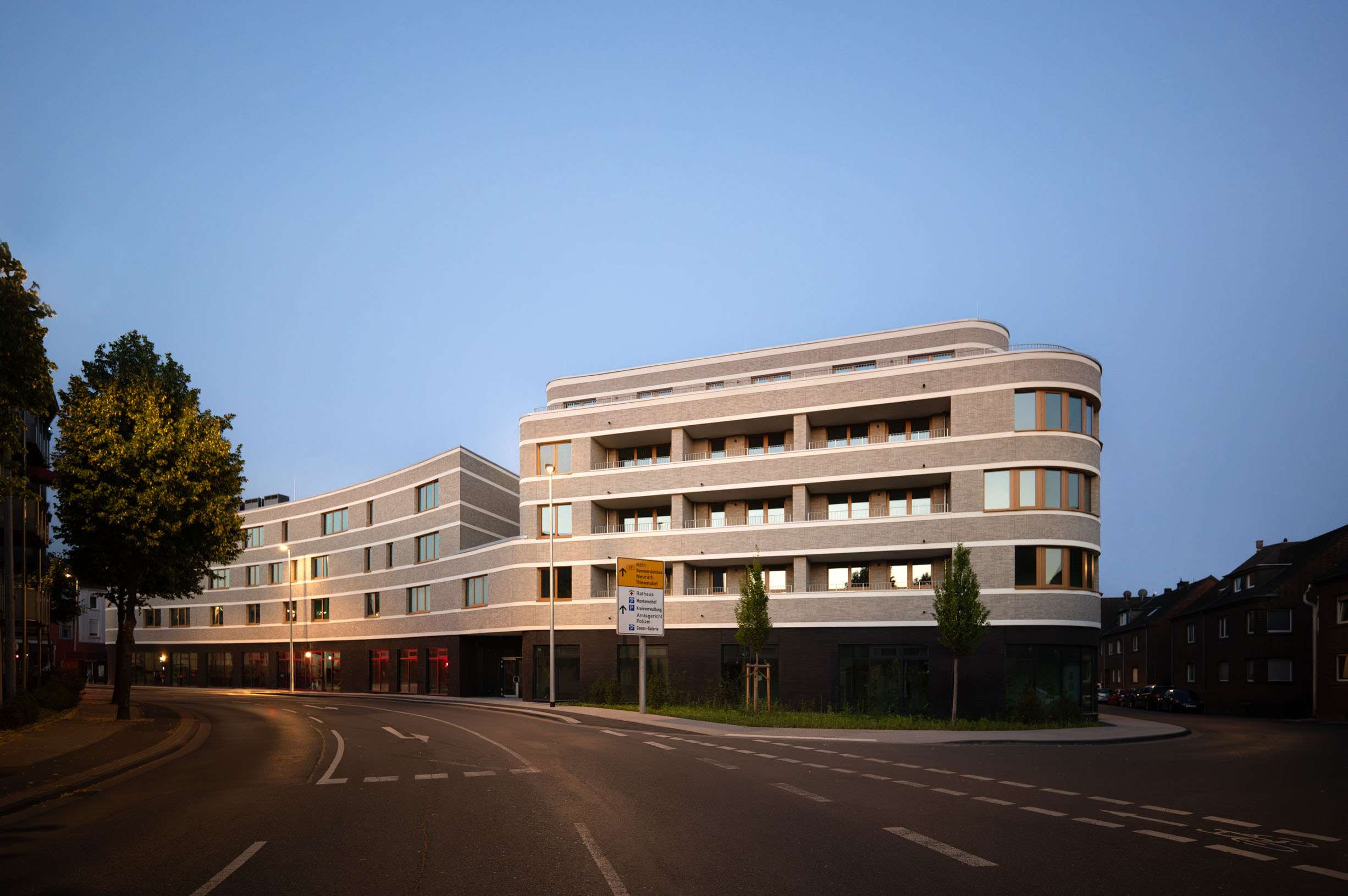 Erftquartier Grevenbroich - Gewerbeimmobilie Erftquartier in Grevenbroich - Große Gewerbeimmobilie im Dämmerlicht