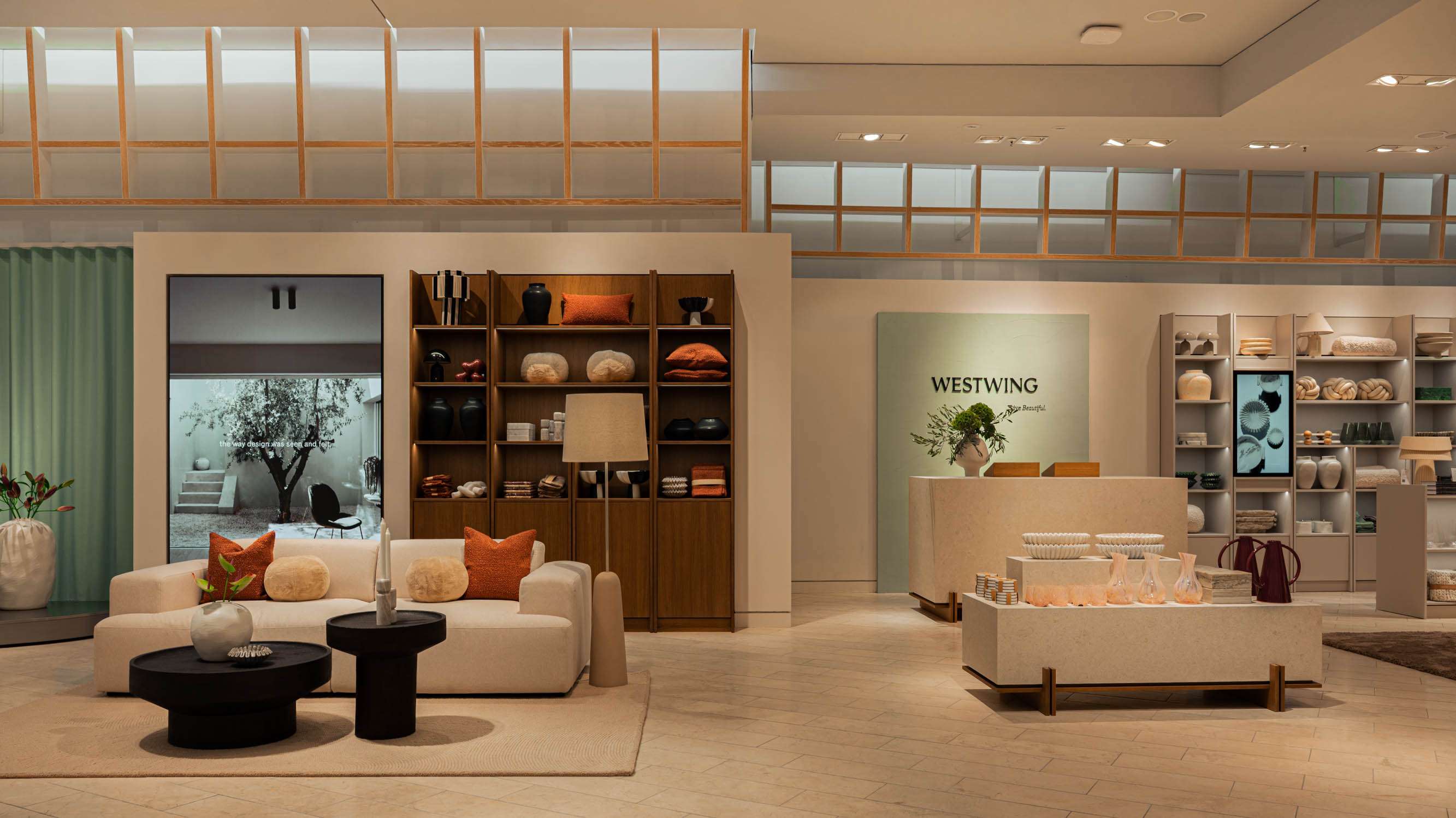 Westwing Store Düsseldorf Westwing Store im Breuninger in Düsseldorf. Interior Design Verkaufsfläche mit Designartikeln, Couches, Tischen usw.