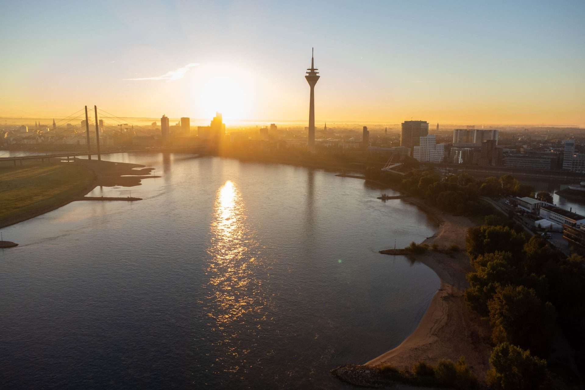 Rheinturm-Fernsehturm-Duesseldorf-17 Rheinturm in Düsseldorf. Fernsehturm Düsseldorf bei Sonnenaufgang am Medienhafen