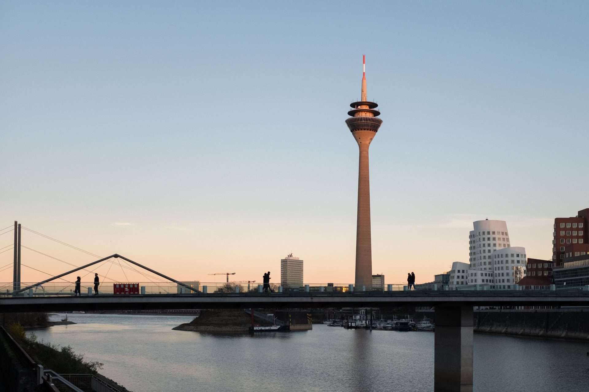 Rheinturm-Fernsehturm-Duesseldorf-19