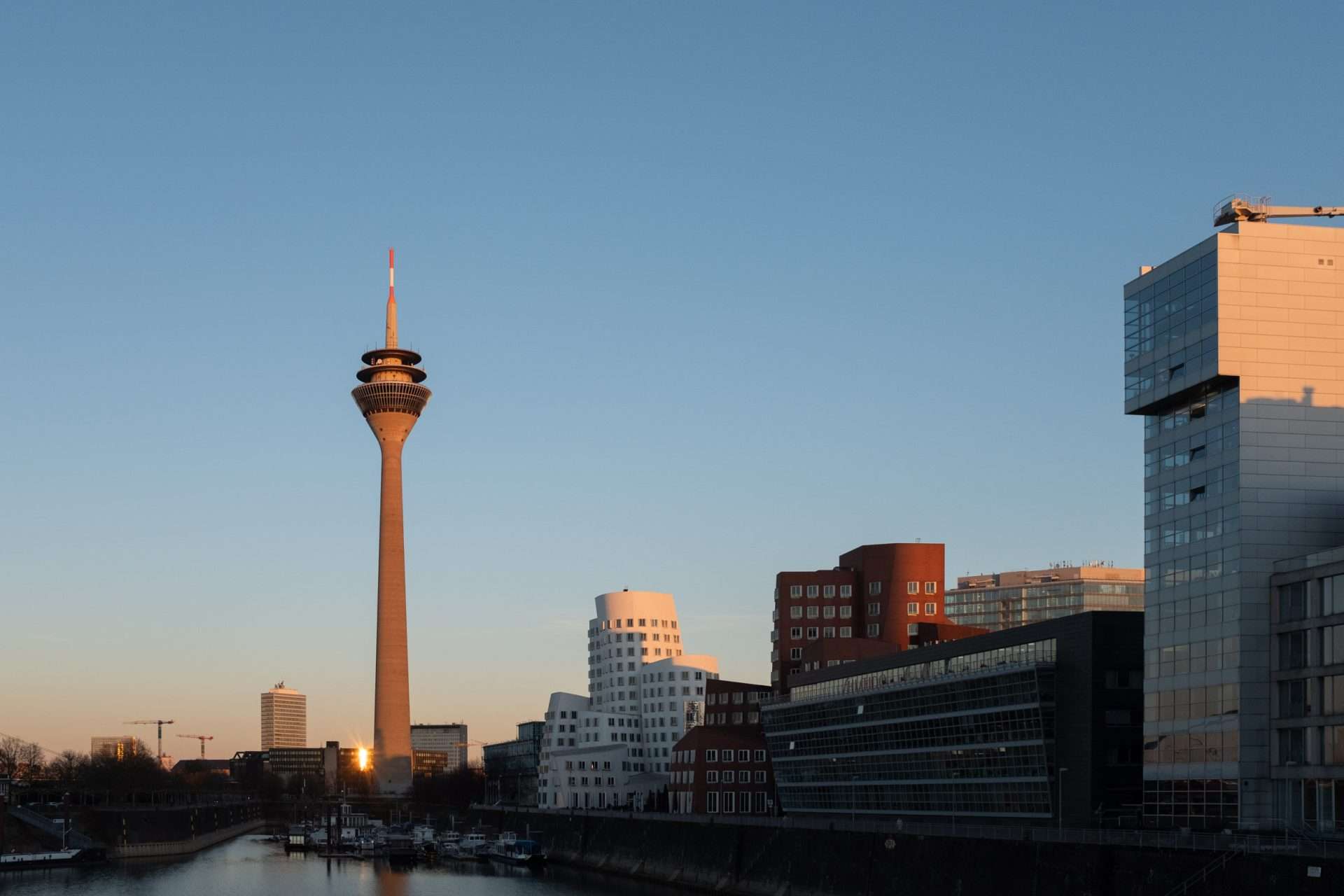 Rheinturm-Fernsehturm-Duesseldorf-8 Rheinturm in Düsseldorf. Fernsehturm Düsseldorf bei Sonnenaufgang am Medienhafen